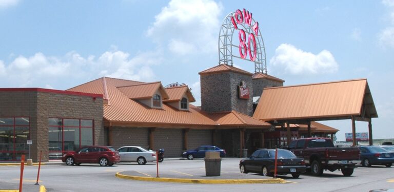 Iowa 80 stacja benzynowa z parkingiem