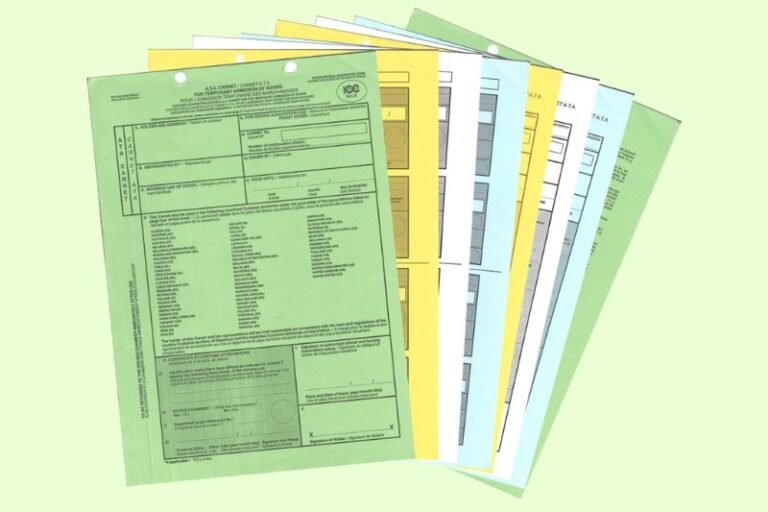 Karta formularzy w różnych kolorach na tle zielonym