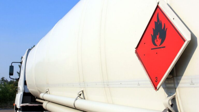 Cysterna transportowa z oznaczeniem niebezpieczeństwa pożaru