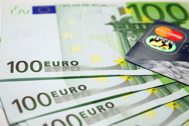 Banknoty sto euro i karta płatnicza
