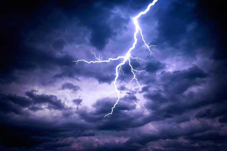 Burza z piorunami na ciemnym niebie