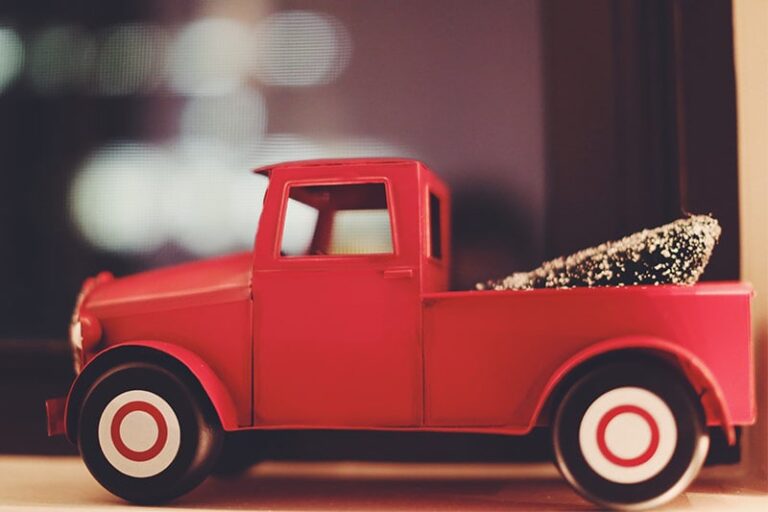 Czerwony ciężarówka z choinką na tylnej części