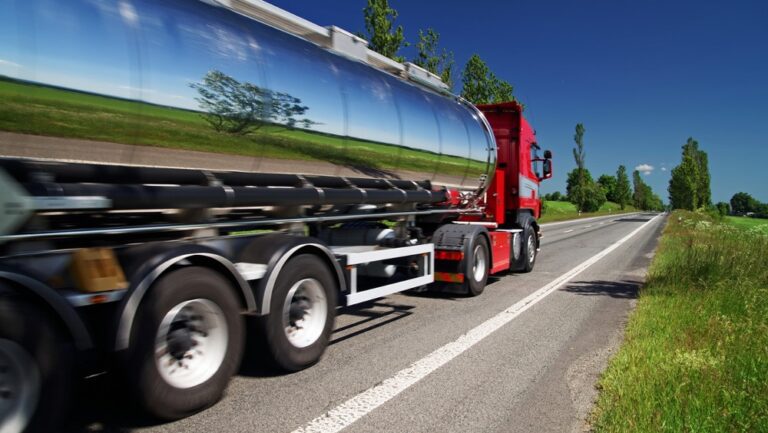 Cysterna na drodze w słoneczny dzień