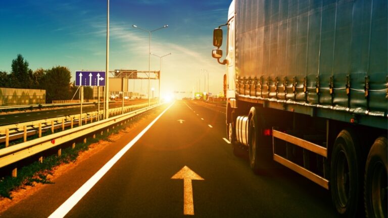 Ciężarówka na drodze w zachodzącym słońcu