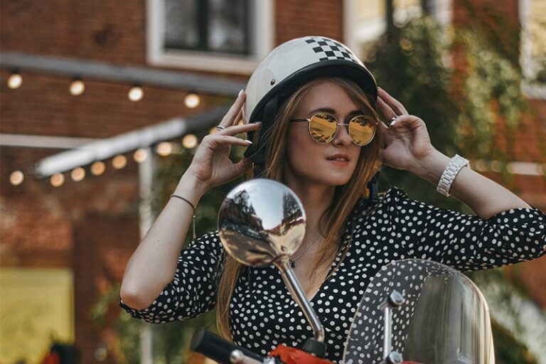 Dziewczyna w kasku na skuterze