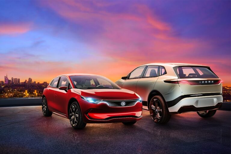 Dwa samochody Izera na tle zachodu słońca