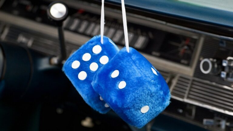 Niebieskie pluszowe kostki wiszące w samochodzie