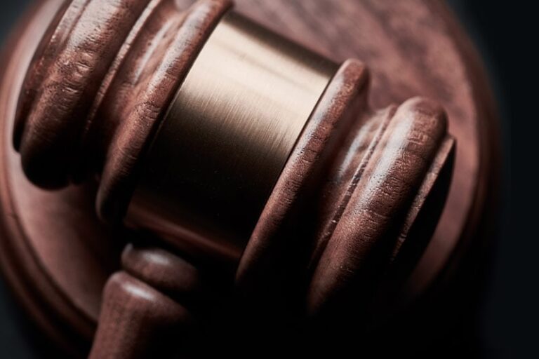 Młotek sędziowski na ciemnym tle