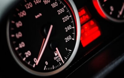 Automatyczne ograniczenie prędkości w samochodach – obowiązek czy wolny wybór.