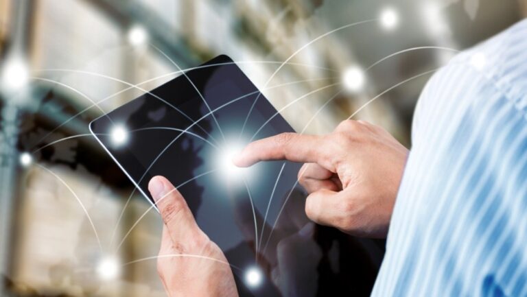 Osoba używająca tabletu w logistyce transportu