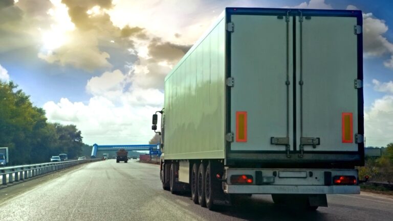 Ciężarówka na drodze w słoneczny dzień
