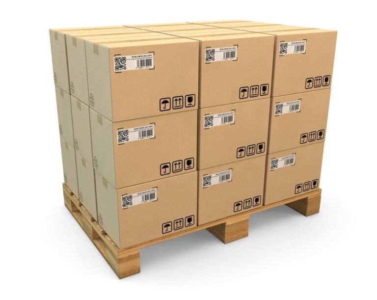 Paczki na palecie z oznaczeniami dostawy