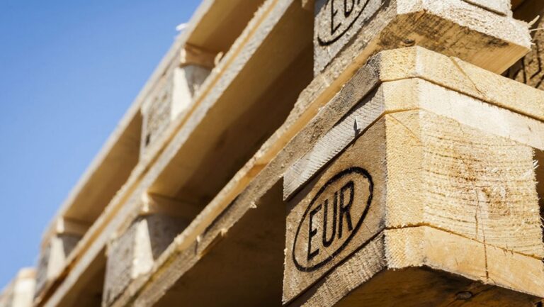 Palety z oznaczeniem EUR na drewnie