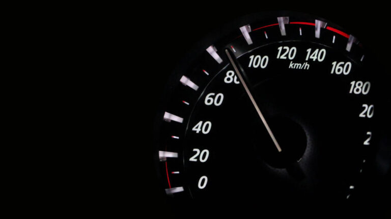 Podświetlony licznik prędkości z wskazaniem 100 km/h