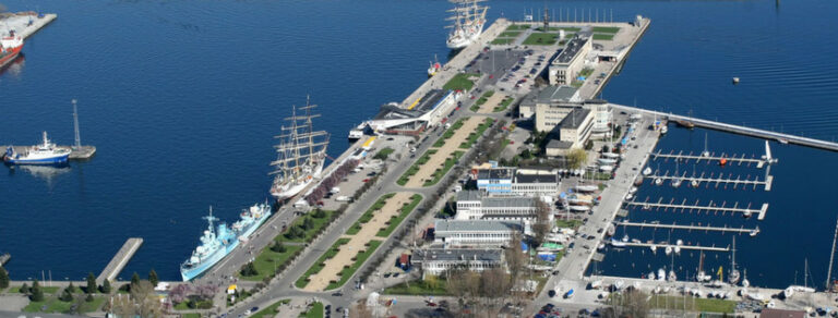 Port w Gdyni z widokiem na nabrzeże