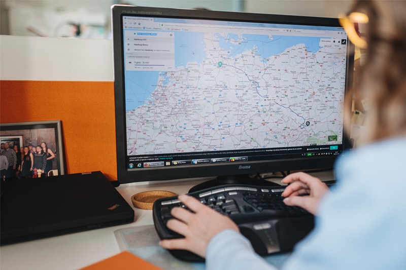 Osoba pracująca przy komputerze z mapą na ekranie