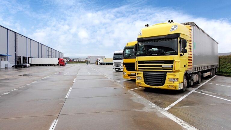 Parkujący ciężarówki na placu przemysłowym