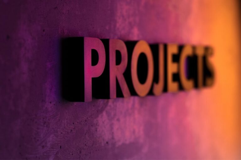 napis projekty na tle w kolorach fioletowym i pomarańczowym