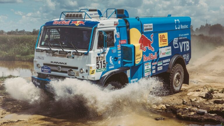 Ciężarówka KAMAZ podczas rajdu Dakar w terenie