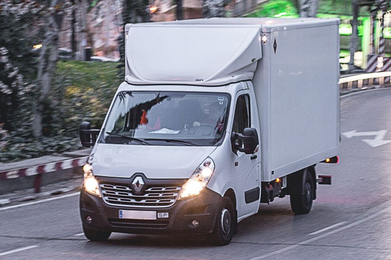 Samochód chłodnia na drodze.