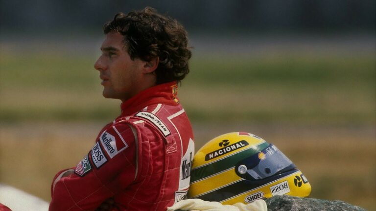 Ayrton Senna w czerwonym kombinezonie wyścigowym.