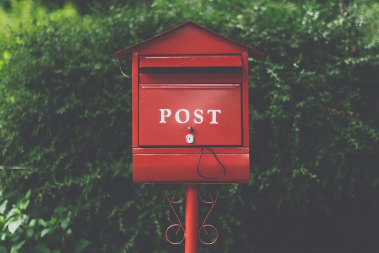 Czerwona skrzynka pocztowa z napisem POST