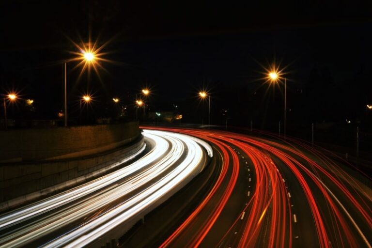 Światła samochodów na drodze nocą