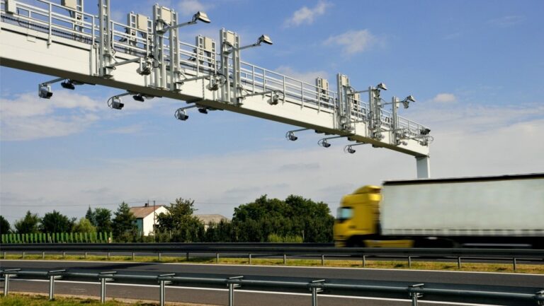System poboru opłat na autostradzie z ciężarówką
