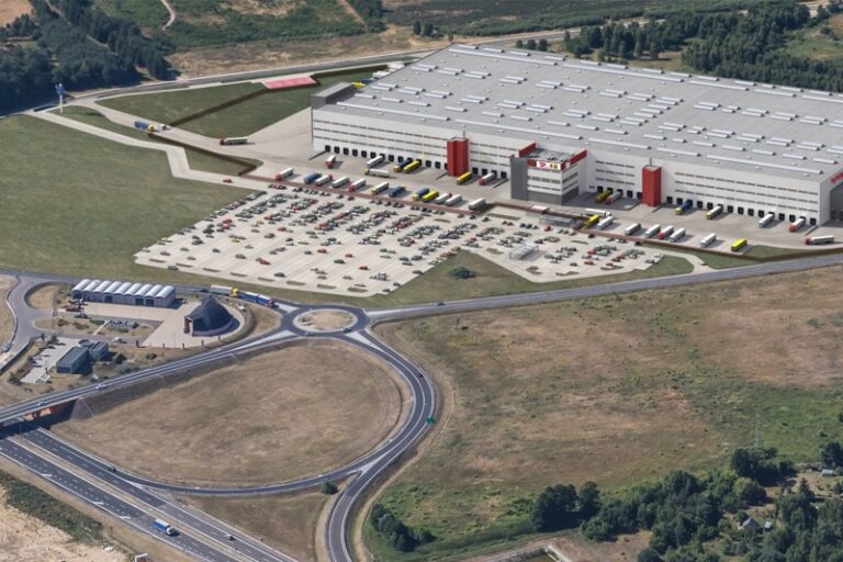 Magazyn TK Maxx z parkingiem i drogami dojazdowymi