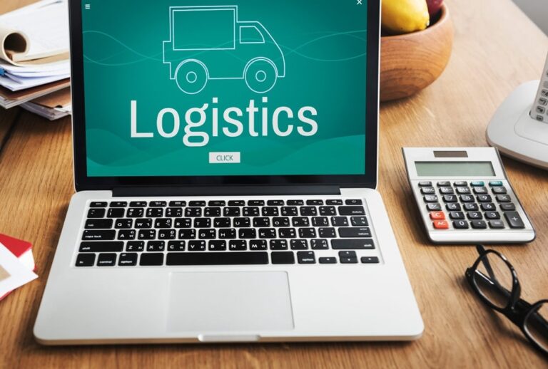 Laptop z napisem Logistyka na ekranie