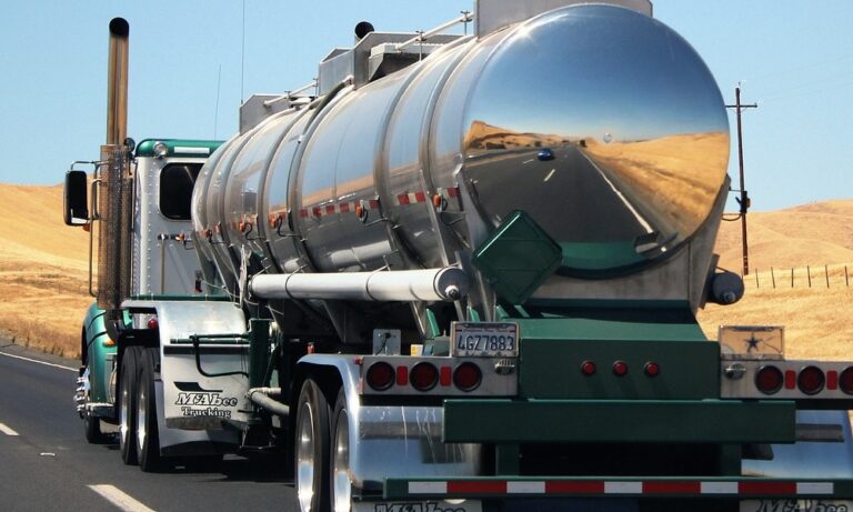 ciężarówka na drodze z metalowym zbiornikiem