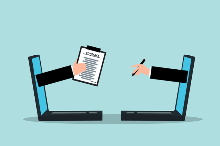 Dwie ręce z laptopów wymieniają dokument kontraktu
