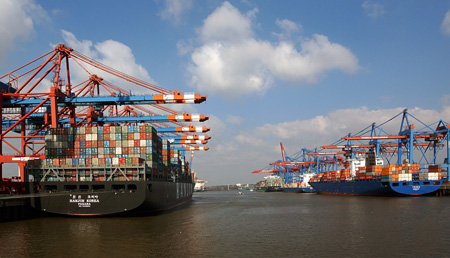 Rozładowywanie kontenerowców morskich w Hamburgu