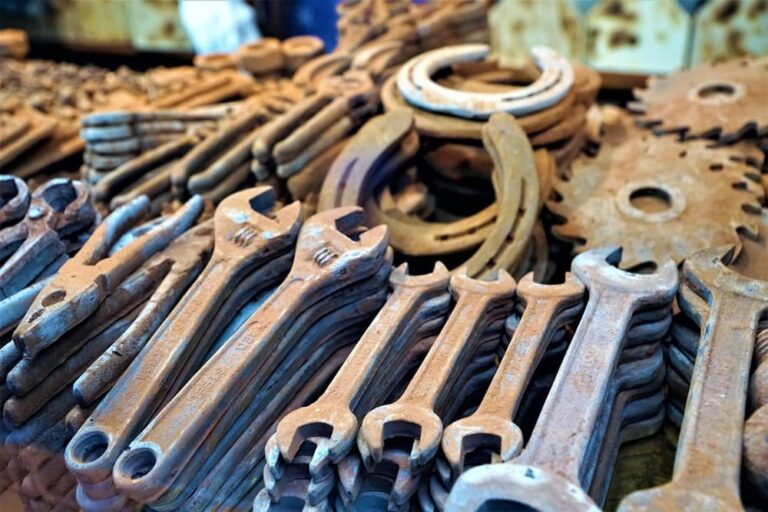 Zardzewiałe klucze i narzędzia metalowe