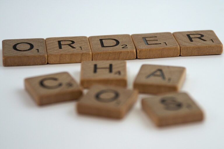 Litery układające się w słowa ORDER i CHAOS