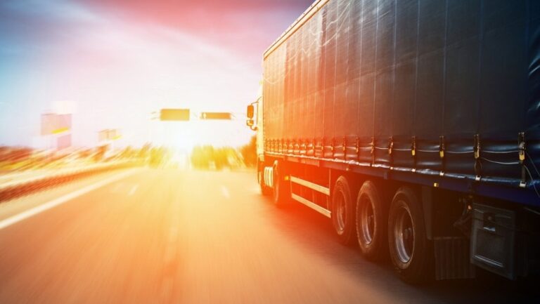 Ciężarówka na drodze w słonecznym dniu